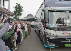 Tangis Haru Keluarga Jamaah Haji Usai Wabup Melepas Rombongan ke Baitullah
